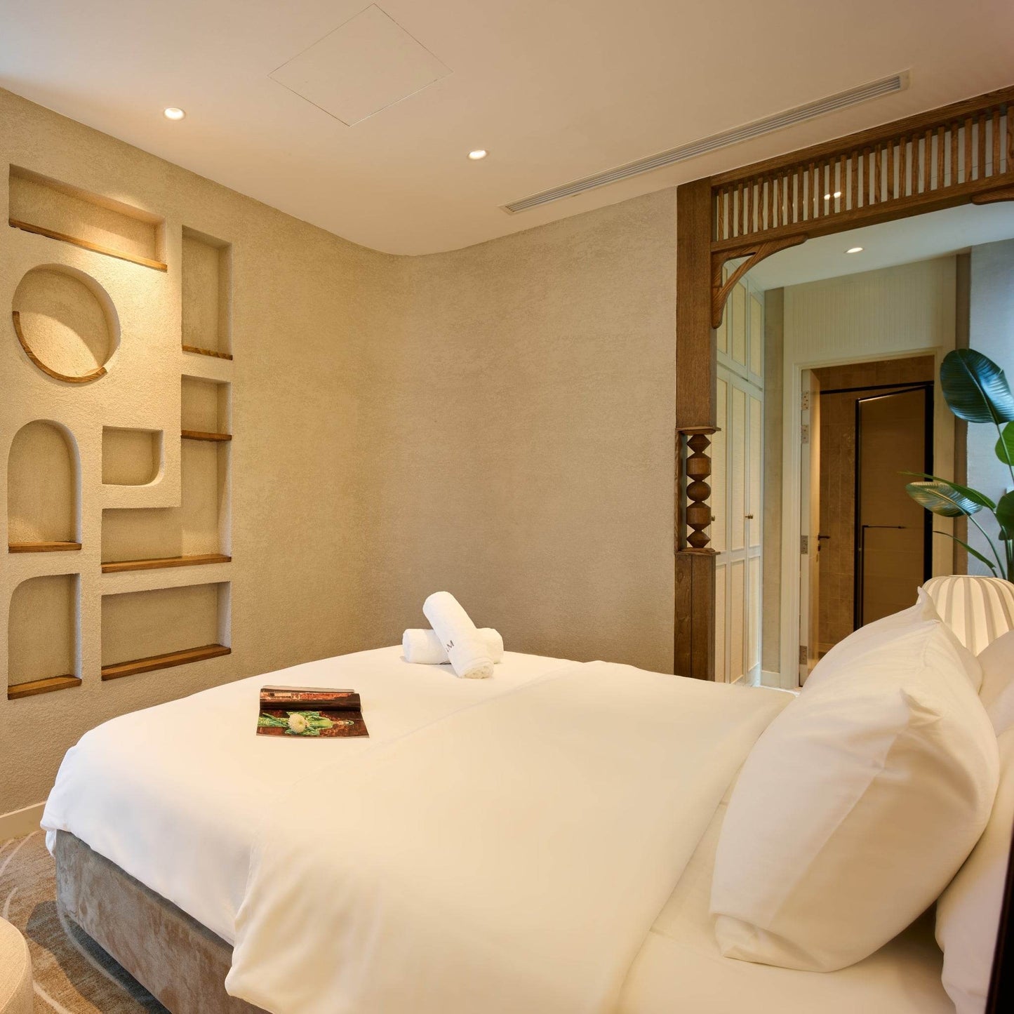 Nam Phương Suite - A Modern Suite with Imperial Soul - Luxannam