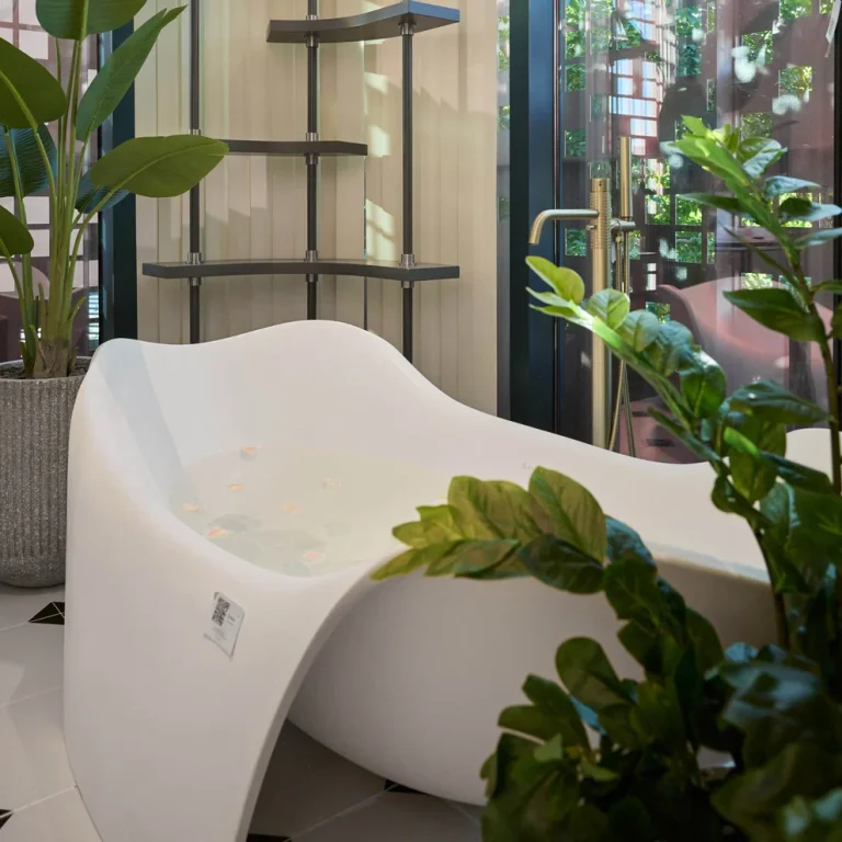 Vân Nga – Graceful Beauty with Heritage Soul